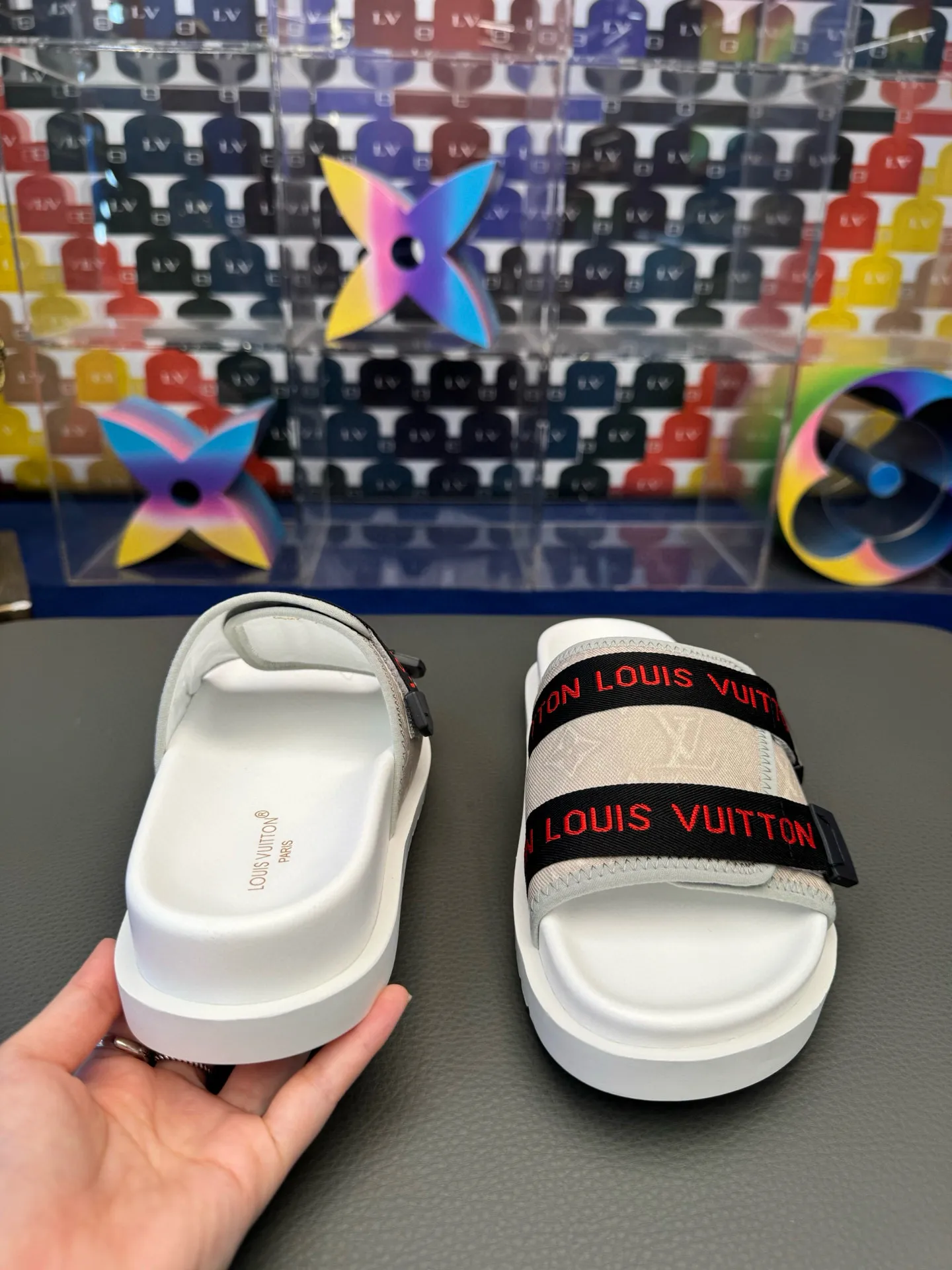 [L Home] P: 340💰Size: 38-45 Top purchasing lv men's summer slippers, classic presbyopia with soft real leather lining, unique color splicing effect, distinctive personality, fashionable and trendy essential style, light and comfortable. Lightweight and tough rubber insole, micro ridged foam outsole, super comfortable!